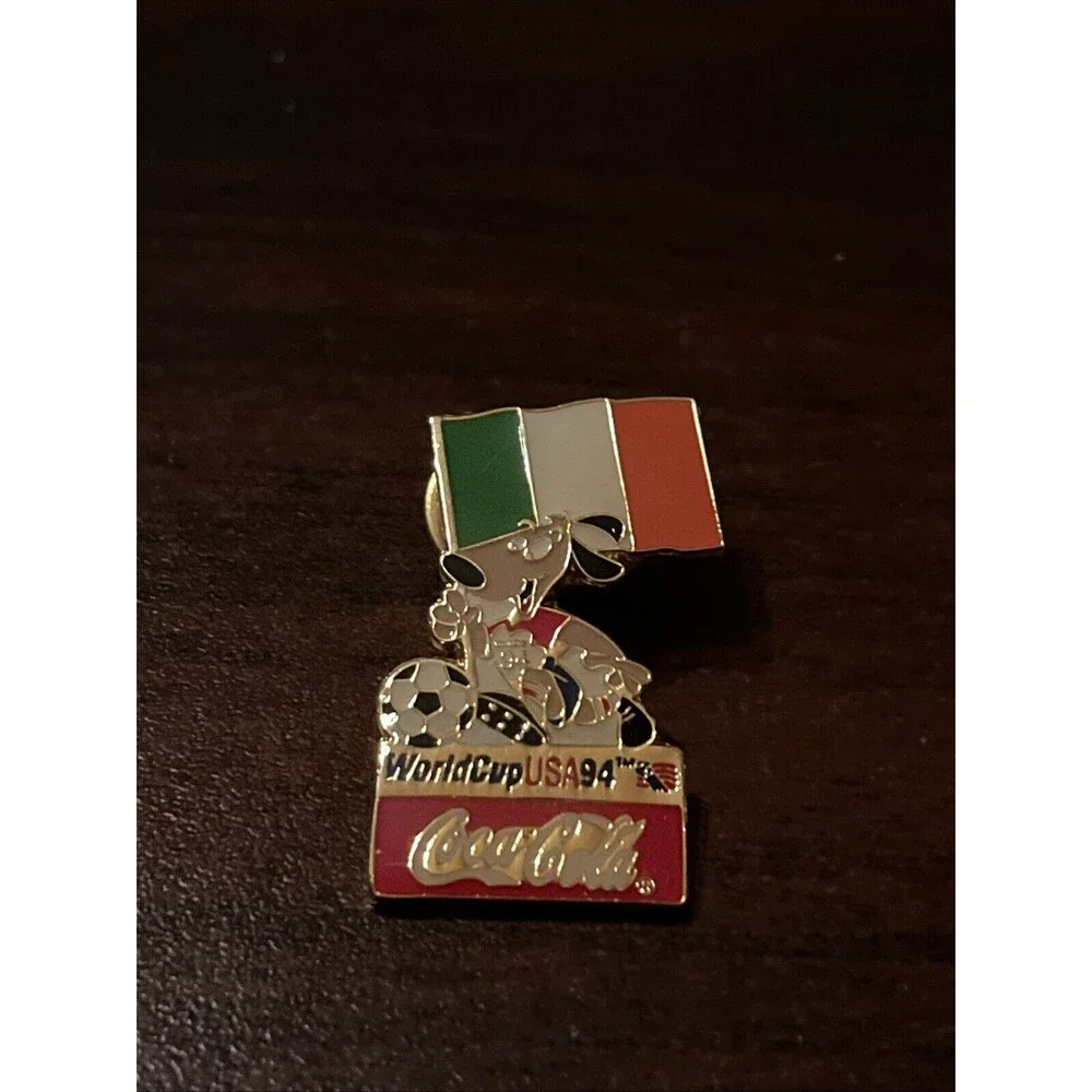 1994 USA World Cup Coca-Cola Stryker‎ Dog Mascot Ireland Flag Lapel Hat Pin